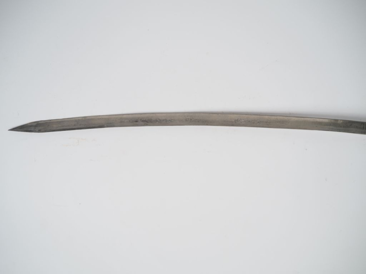 Sabre moderne de fabrication indienne.  Fourreau façon cuir à trois ga