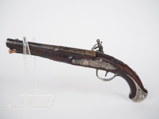 Vente aux enchères Pistolet à silex d’officier Canon rond, à pans au tonnerre, gravé, dor