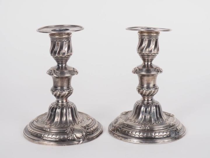 Paire de bougeoirs de toilette XVIIIème en argent, à décor de cartouch