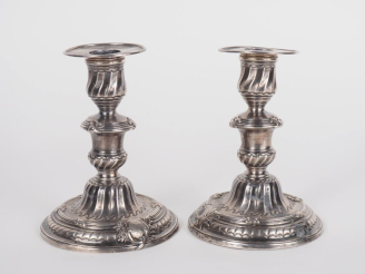 Vente aux enchères Paire de bougeoirs de toilette XVIIIème en argent, à décor de cartouch