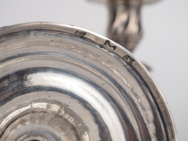 Paire de bougeoirs de toilette XVIIIème en argent, à décor de cartouch