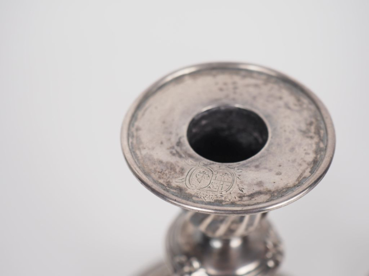 Paire de bougeoirs de toilette XVIIIème en argent, à décor de cartouch