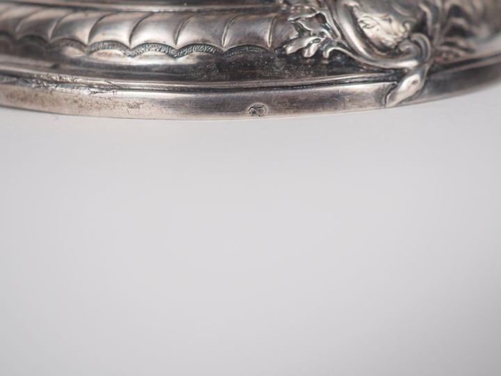 Paire de bougeoirs de toilette XVIIIème en argent, à décor de cartouch