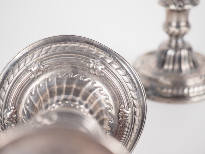 Paire de bougeoirs de toilette XVIIIème en argent, à décor de cartouch