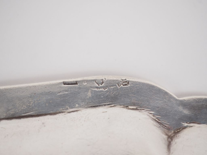 Petit plat rond XVIIIème en argent, modèle à filets.  Bord chantourné.