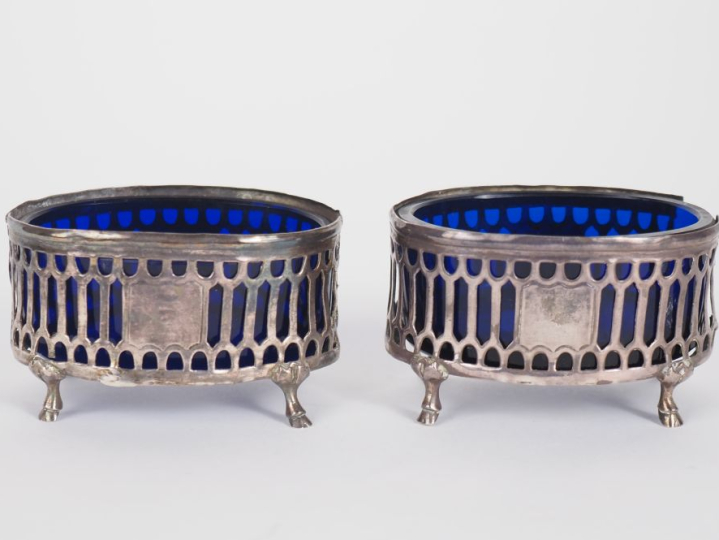 Paire de salerons XVIIIème en argent, à décor ajouré et de cartouches.