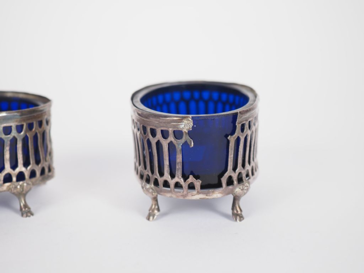 Paire de salerons XVIIIème en argent, à décor ajouré et de cartouches.