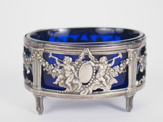 Vente aux enchères Saleron XVIIIème en argent, à décor ajouré d'angelots  musiciens, guir