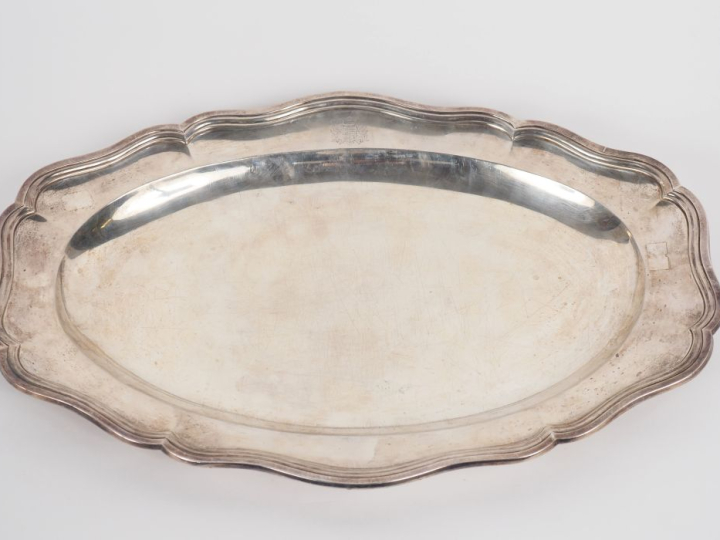 Plat ovale en argent de style Louis XV, poinçon cygne, modèle à filets
