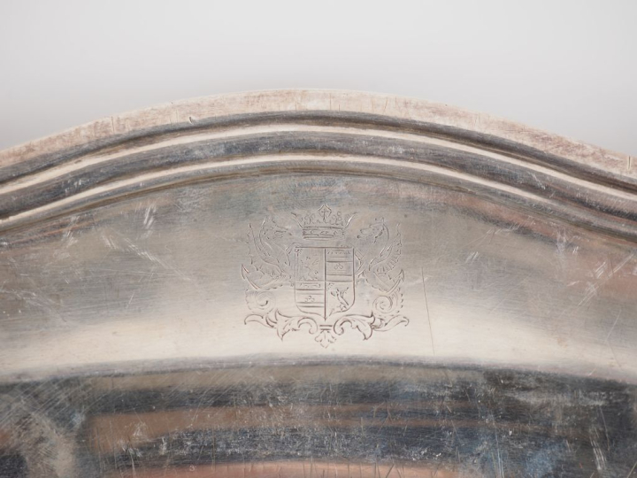 Plat ovale en argent de style Louis XV, poinçon cygne, modèle à filets