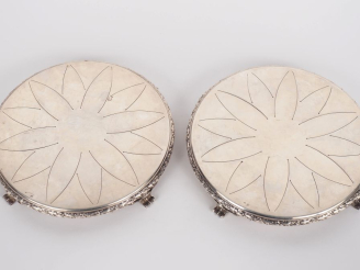 Vente aux enchères Paire de dessous de plats de style Louis XVI en argent 925, poinçon Mi