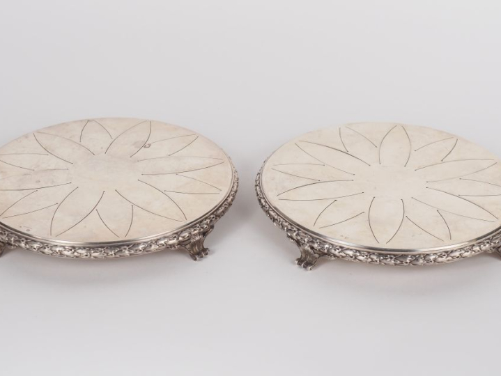 Paire de dessous de plats de style Louis XVI en argent 925, poinçon Mi