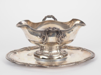 Vente aux enchères Ravissante saucière de style Louis XV en argent 925, poinçon Minerve, 