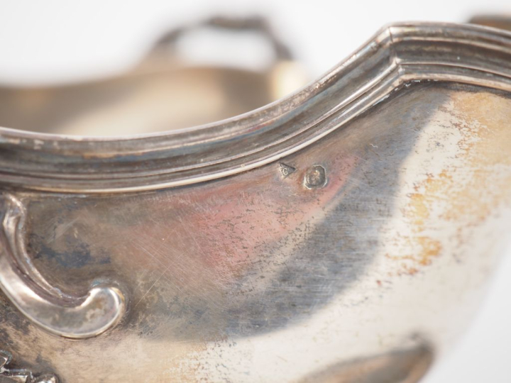 Ravissante saucière de style Louis XV en argent 925, poinçon Minerve, 