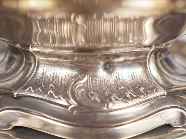 Ravissante saucière de style Louis XV en argent 925, poinçon Minerve, 