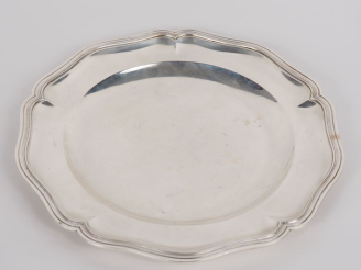 Vente aux enchères Plat rond de style Louis XV en argent 925, poinçon Minerve, modèle à f