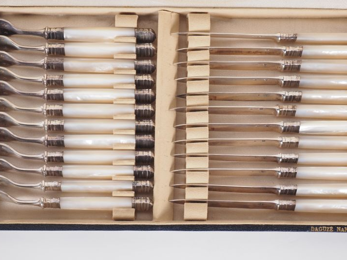 Service à dessert en nacre et argent 925, poinçon Minerve. Comprenant 