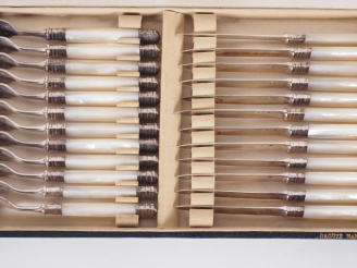 Vente aux enchères Service à dessert en nacre et argent 925, poinçon Minerve. Comprenant 