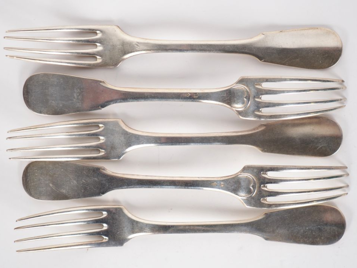 Suite de cinq grandes fourchettes en argent 925, poinçon Minerve, modè