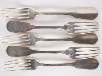 Vente aux enchères Suite de cinq grandes fourchettes en argent 925, poinçon Minerve, modè