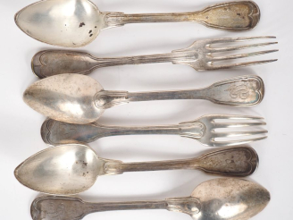 Vente aux enchères Un grand couvert et trois cuillères en argent 925, poinçon Minerve, mo