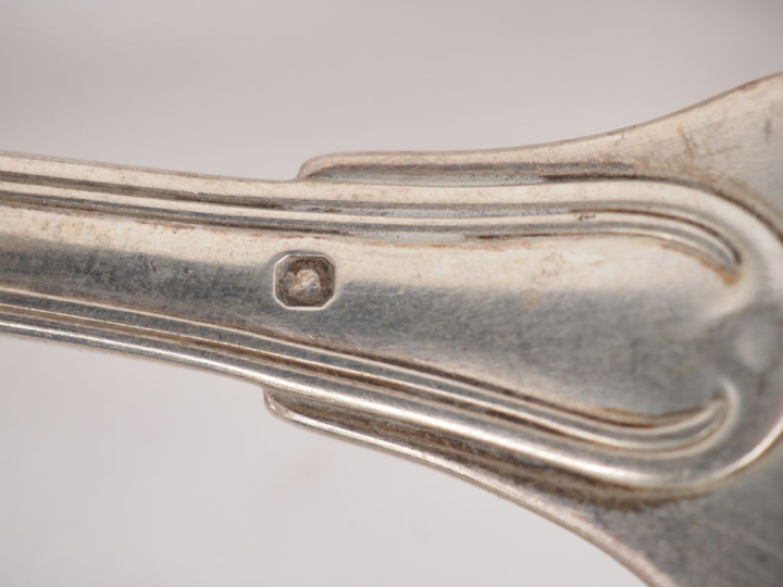 Un grand couvert et trois cuillères en argent 925, poinçon Minerve, mo