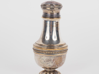 Vente aux enchères Saupoudroir en argent 925 et métal argenté, à décor de rangs de perles
