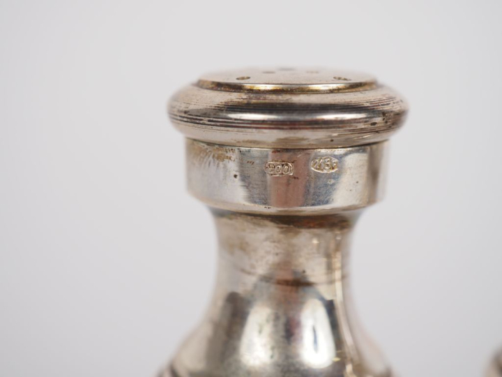 Garniture de table en argent 800, comprenant : - quatre salerons - qua