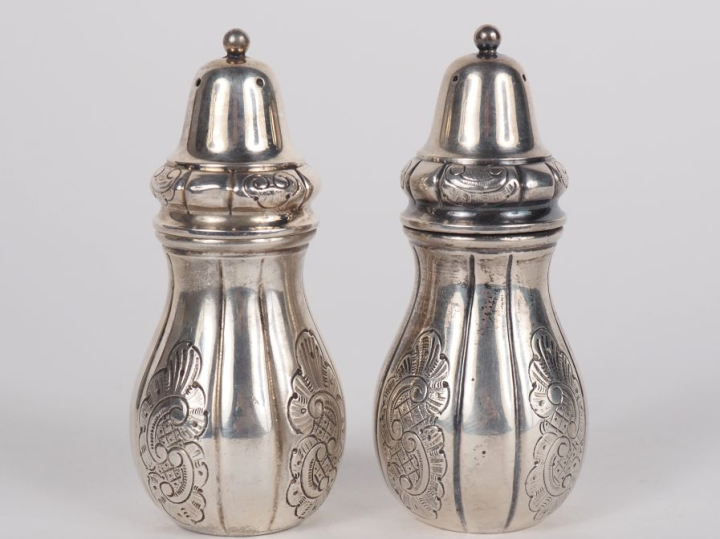 Salière et poivrière assortie en argent anglais 925, à décor gravé de 