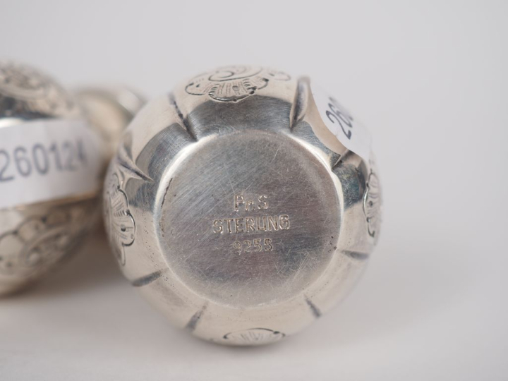 Salière et poivrière assortie en argent anglais 925, à décor gravé de 