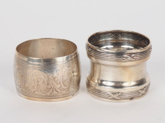 Vente aux enchères Ensemble comprenant :  - un rond de serviette de style Louis XVI en ar