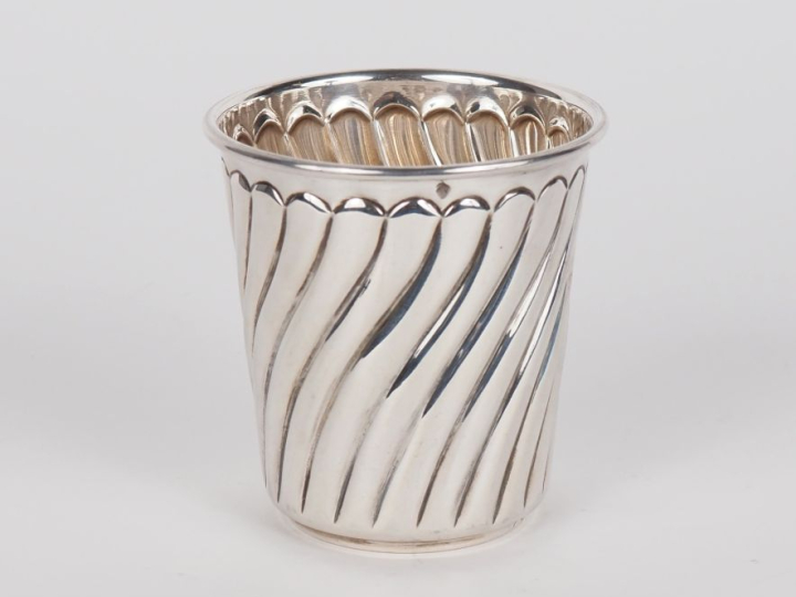 Timbale à fond plat en argent 925, à décor de côtes torses.  H. 8,2 cm