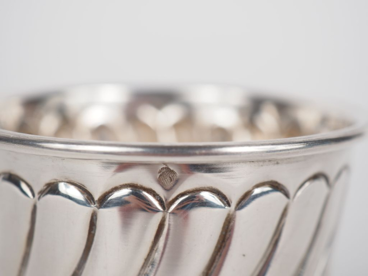 Timbale à fond plat en argent 925, à décor de côtes torses.  H. 8,2 cm