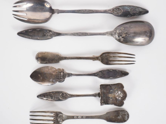 Vente aux enchères Couvert à salade et deux pièces de service à hors d'œuvre en argent 92