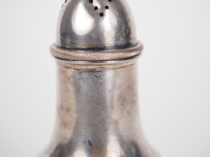 Saupoudroir de style Louis XVI en argent 925, poinçon Minerve, à décor