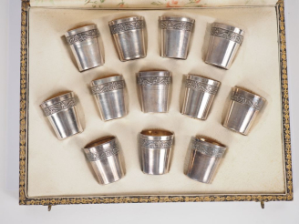 Vente aux enchères Dans leur écrin : 12 verres à liqueur en argent 925, poinçon Minerve  
