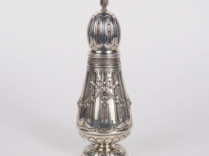 Saupoudroir en argent 925, de style Louis XVI, à décor de guirlandes e