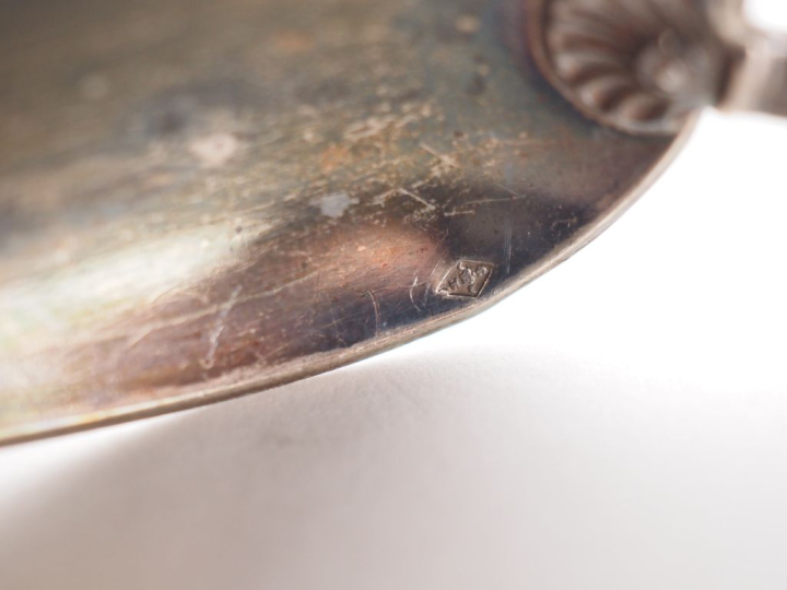 Ensemble comprenant :  - une cuillère à saupoudrer en argent 925, poin