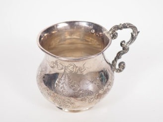Vente aux enchères Pot à lait de style Louis XVI en argent 925, poinçon Minerve, à décor 