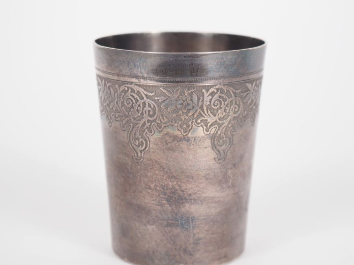 Timbale à fond plat en argent 925, poinçon Minerve, à décor d'une fris