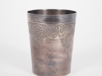 Vente aux enchères Timbale à fond plat en argent 925, poinçon Minerve, à décor d'une fris