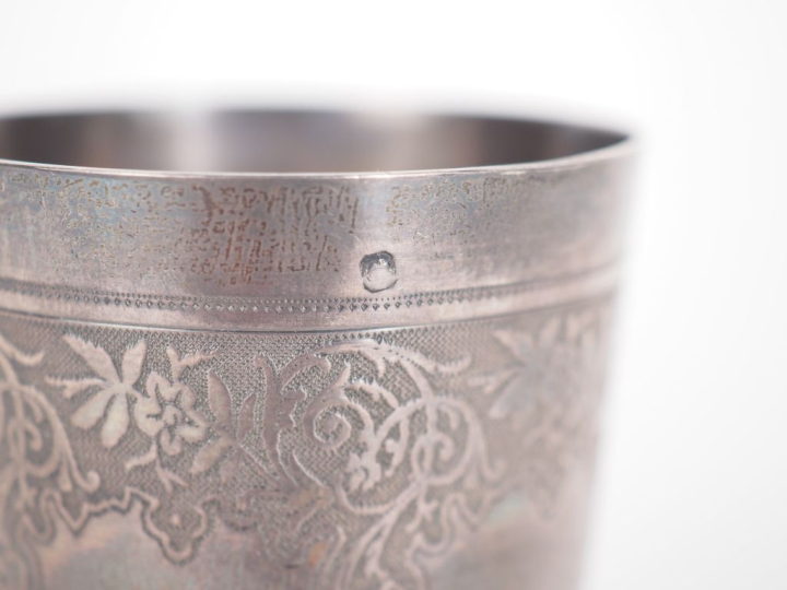 Timbale à fond plat en argent 925, poinçon Minerve, à décor d'une fris