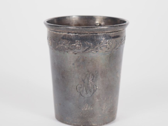 Vente aux enchères Timbale à fond plat de style Art Nouveau en argent 925, poinçon Minerv