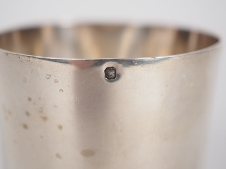 Petite timbale sur piédouche en argent lisse 925, poinçon Minerve.  H.