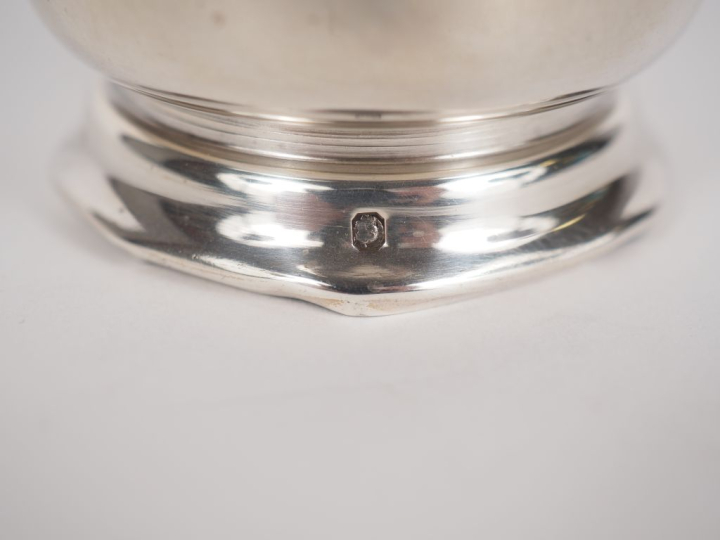 Petite timbale sur piédouche en argent lisse 925, poinçon Minerve.  H.