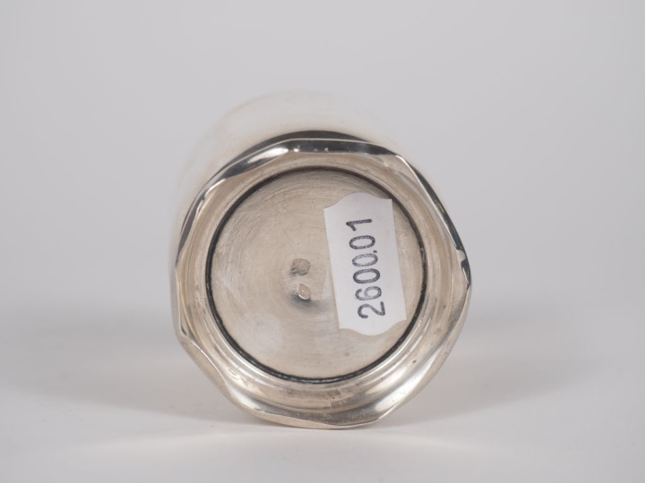 Petite timbale sur piédouche en argent lisse 925, poinçon Minerve.  H.