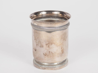 Vente aux enchères Timbale en argent 925, poinçon Minerve, à décor de frises de godrons. 