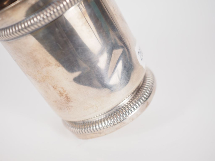 Timbale en argent 925, poinçon Minerve, à décor de frises de godrons. 