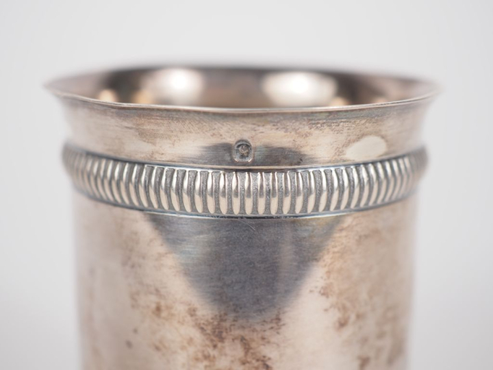 Timbale en argent 925, poinçon Minerve, à décor de frises de godrons. 