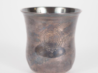 Vente aux enchères Timbale de forme évasée en argent 925, poinçon Minerve, à décor de sem